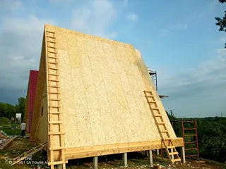 “A-Frame 57” projesine göre ev, Poddubnovo köyü: duvar montajı
