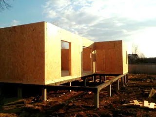 Haus nach Projekt „Mistika - E2.8“, Dorf Kurdumovo: Wandmontage