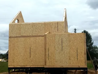 Haus nach Projekt „Amulet“, Gebiet Kostroma: Wandmontage
