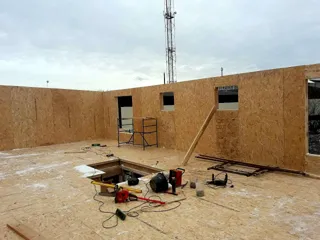 Haus nach individuellem Entwurf, Dorf Yudino: Wandmontage