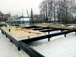 Haus nach Projekt „Wdochnowenie“, Wyksa: SIP-Paneel-Boden auf Höhe 0