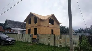 Haus nach Projekt „Dorofejewo“, Navoloki: Wandmontage