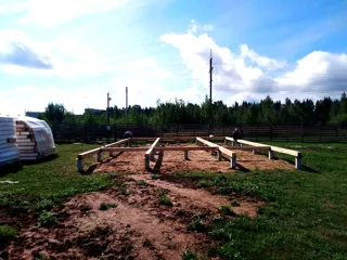 “Barnhouse 76.1” projesine göre 100 m² ev, Rodniki: temel ve alt bağlama kirişi