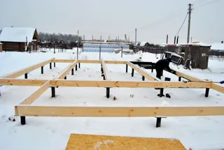 Haus nach Projekt „Radoniza“, Dorf Kadnikovo: Fundament und Grundrahmen