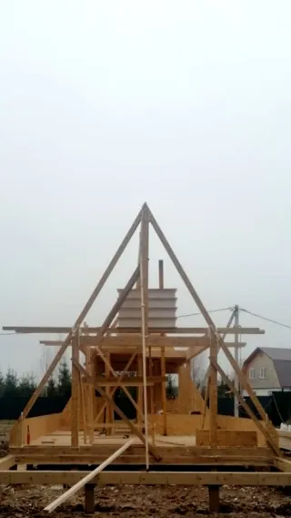 “A-Frame Altay” projesine göre ev, Moskova bölgesi: duvar montajı