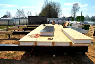 Haus nach Projekt „Ermak“, Dorf Vasilevo: Fundament und Grundrahmen