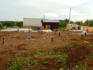 Haus nach Projekt „Michigan“, Galich: Fundament und Grundrahmen