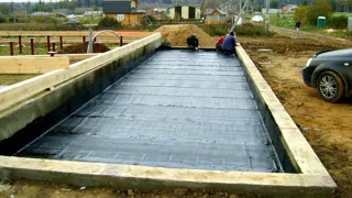Haus nach Projekt „im Dorf“, Dorf Podolino: Fundament und Grundrahmen