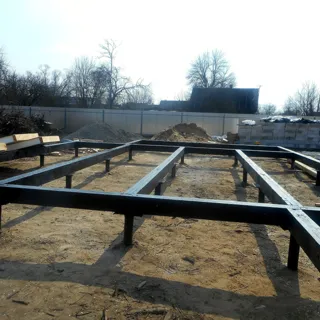Haus nach Projekt „Radoniza“, Region Kaluga: Fundament und Grundrahmen