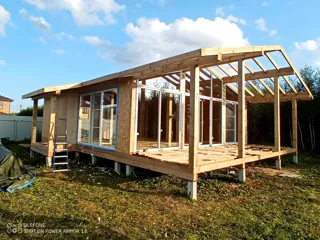 Haus nach individuellem Entwurf, Dorf Konokhovo: Terrasse und Eingangsbereich