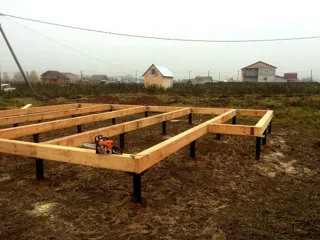 Haus nach Projekt „Stil 108“, Siedlung Yaroslavka: Fundament und Grundrahmen