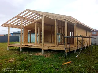 Haus nach individuellem Entwurf, Dorf Konokhovo: Wandmontage