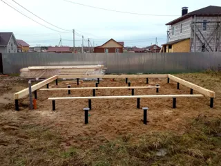Haus nach individuellem Projekt, Siedlung Pervyy: Fundament und Grundrahmen
