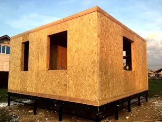 Haus nach Projekt „Alfa“, Siedlung Pervyy: Wandmontage