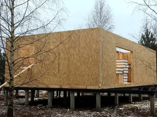 Haus nach Projekt „Korsar - D2.8“, Siedlung Gustomesovo: Wandmontage