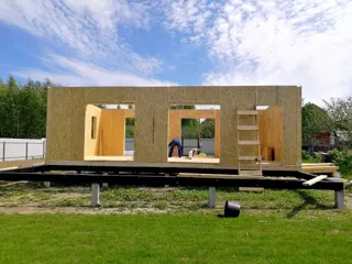 Haus nach Projekt „Mistika - S2.8“, Dorf Kukarino: Wandmontage