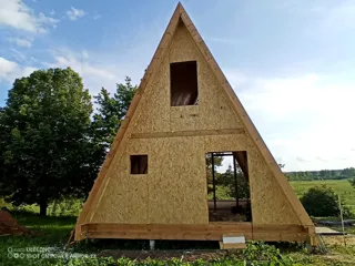 “A-Frame 57” projesine göre ev, Poddubnovo köyü: duvar montajı