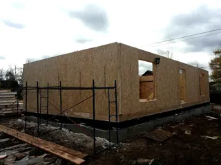 Haus nach individuellem Entwurf, Dorf Yudino: Wandmontage