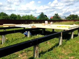 Garage nach Projekt „Saretsche“, Dorf Chirikovo: Boden aus SIP-Paneelen auf Höhe 0