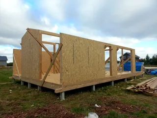“Barnhouse 76.1” projesine göre ev, Strelnikovo köyü: duvar montajı