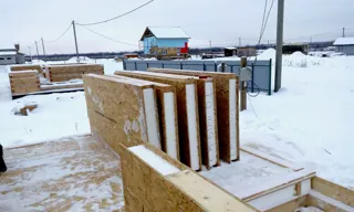 Haus nach Projekt „Michigan mini“, Kostroma: SIP-Boden und Wände des Erdgeschosses