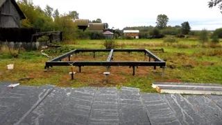 Haus nach Projekt „Alfa“, Siedlung Tonshaevo: Fundament und Grundrahmen