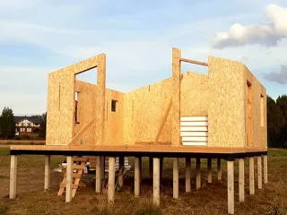 Haus nach individuellem Entwurf, Dorf Turovo: Wandmontage
