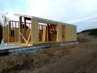 Haus nach Projekt „Barnhouse 76.1“, Dorf Zolotoruche: Wandmontage