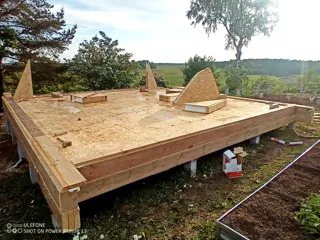 “A-Frame 57” projesine göre ev, Poddubnovo köyü: 0 kotunda SIP panel zemin