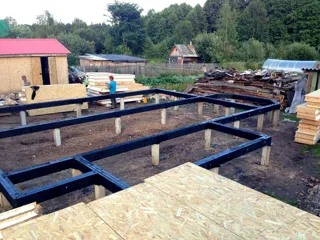 Haus nach individuellem Projekt, Siedlung Borisoglebskiy: Fundament und Grundrahmen