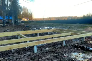 “A-Frame Altay” projesine göre ev, Moskova bölgesi: temel ve alt bağlama kirişi