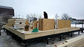 Haus nach Projekt „Nesabudka“, Gartengemeinschaft SNT „Rus“: Boden aus SIP-Paneelen auf Höhe 0