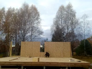 Haus nach individuellem Entwurf, Dorf Protive: Wandmontage