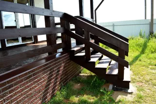 Haus nach Projekt „Fantasija“, Siedlung Plotina: Fassadenverkleidung