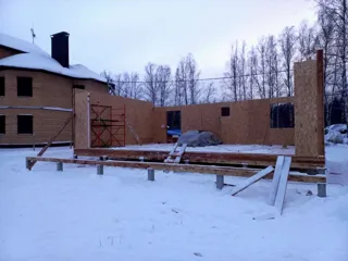 Özel projeye göre 104 m² ev, Kostroma bölgesi: duvar montajı