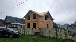 Haus nach Projekt „Dorofejewo“, Navoloki: Wandmontage