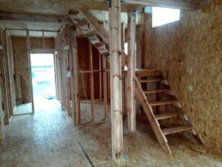 House built to a custom design, Ishnya settlement: interior partitions