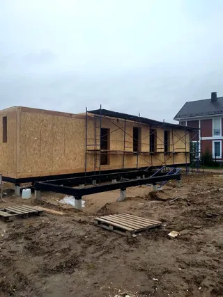Haus nach individuellem Entwurf, Siedlung Severnyy: Wandmontage