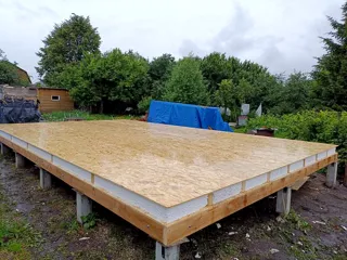 Eingeschossiges Haus nach Projekt „Wiwat“, Rostow Welikij: SIP-Paneel-Boden auf Höhe 0