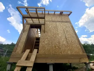 Ferienhaus nach Projekt „Kleines Ferienhaus“, SNT „Nadeschda-5“: Montage des Hausbausatzes