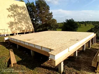 “A-Frame 57” projesine göre ev, Poddubnovo köyü: 0 kotunda SIP panel zemin