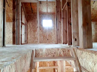 House built to a custom design, Ishnya settlement: interior partitions