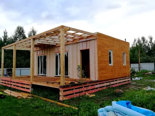 Haus nach Projekt „Mistika - S2.8“, Dorf Kukarino: Terrasse und Eingangsbereich