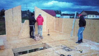 Haus nach Projekt „Ermak“, Siedlung Kuzmishchi: Wandmontage