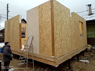 83,37 m² ev, “Avdeevo 2” projesi, Kostroma: duvar montajı