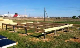 Haus nach Projekt „Radoniza“, Dorf Kalacheva: Fundament und Grundrahmen