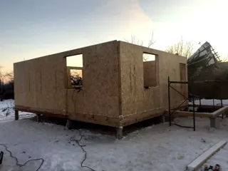 House based on the “Slavyanskiy Skit” design, Kadnikovo village: wall assembly