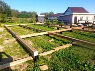 Showroom Barnhouse 76.3 in Kostroma: Fundament und Holzrost