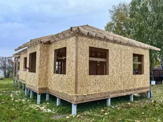 SIP-дом «Сказка», Кузнецово: вальмовая кровля — стропила, угол дома
