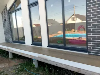 Haus nach individuellem Entwurf, Dorf Kukarino: Terrasse und Eingangsbereich